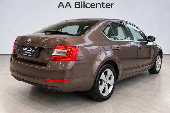Brun Skoda Octavia fra 2015