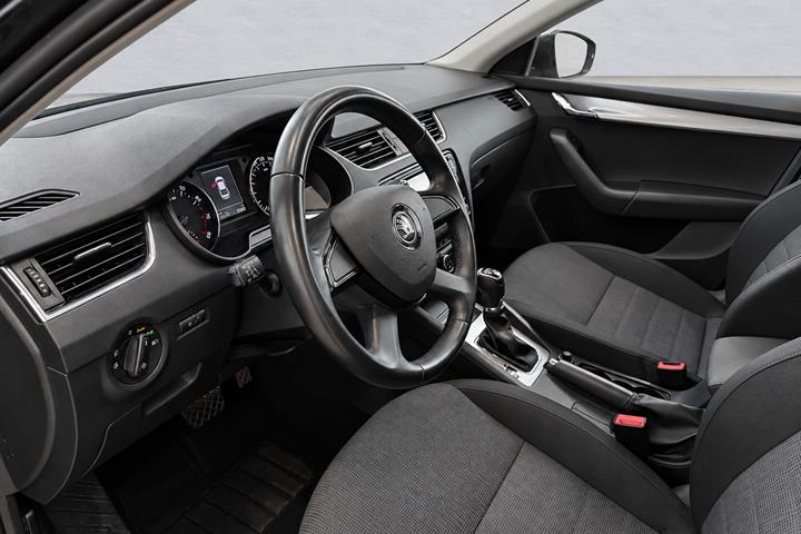 Brun Skoda Octavia fra 2015
