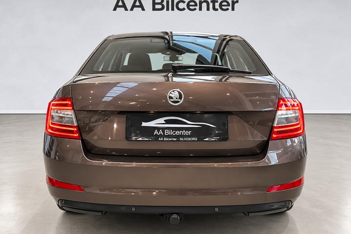Brun Skoda Octavia fra 2015