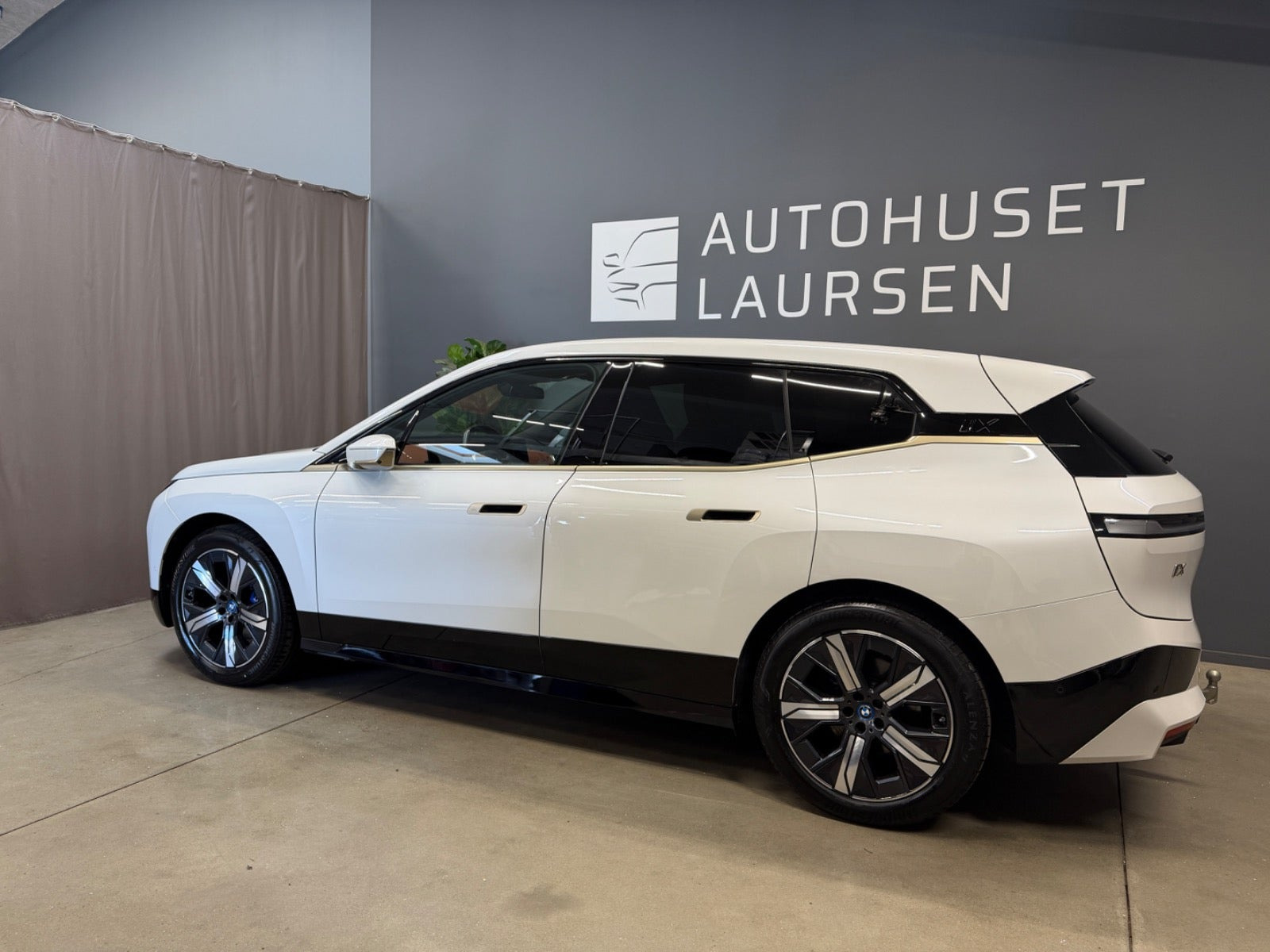 Hvid BMW iX fra 2022