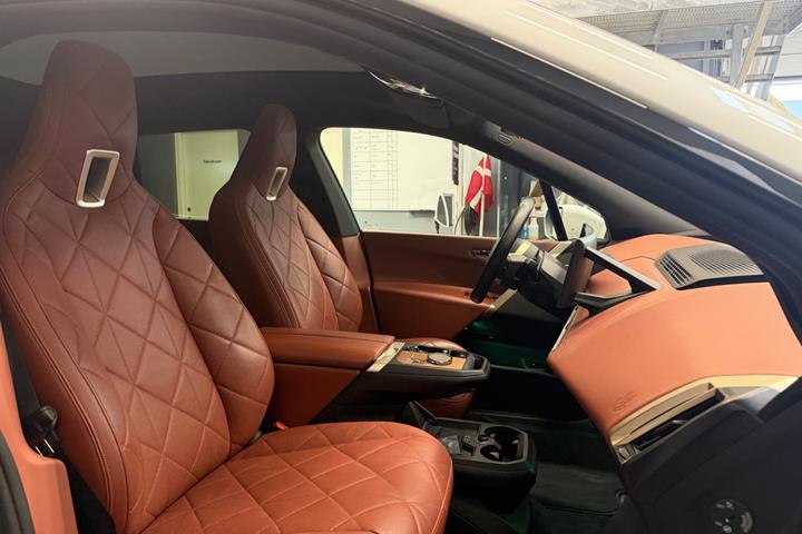 Hvid BMW iX fra 2022