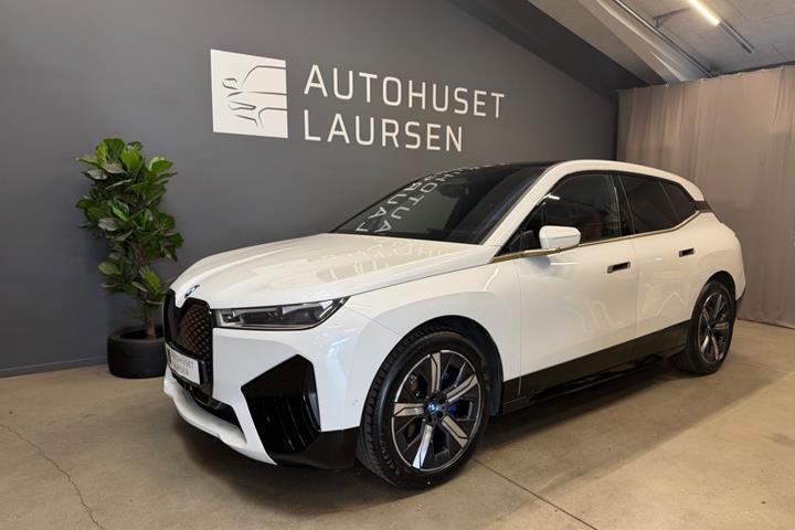 Hvid BMW iX fra 2022 set udefra