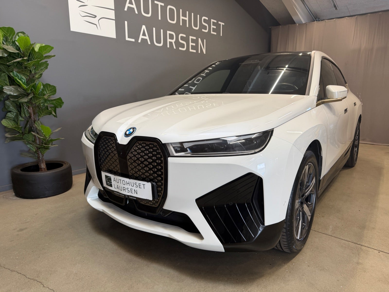 Hvid BMW iX fra 2022