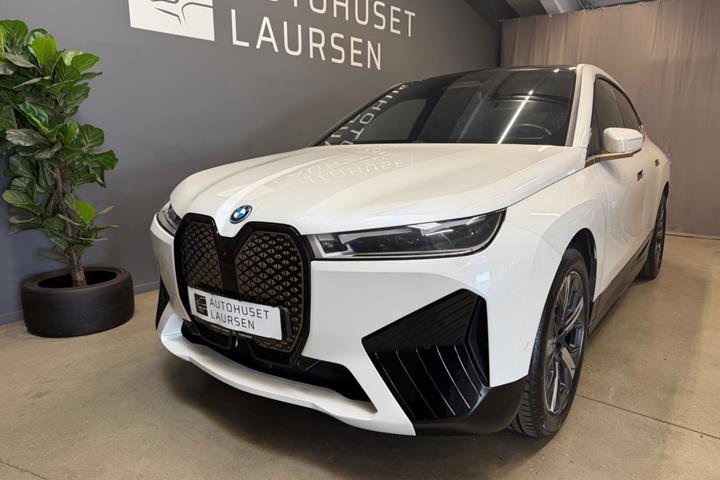Hvid BMW iX fra 2022