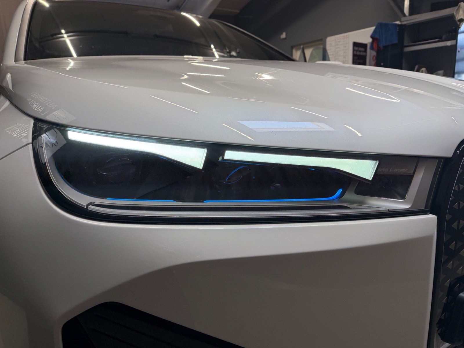 Hvid BMW iX fra 2022