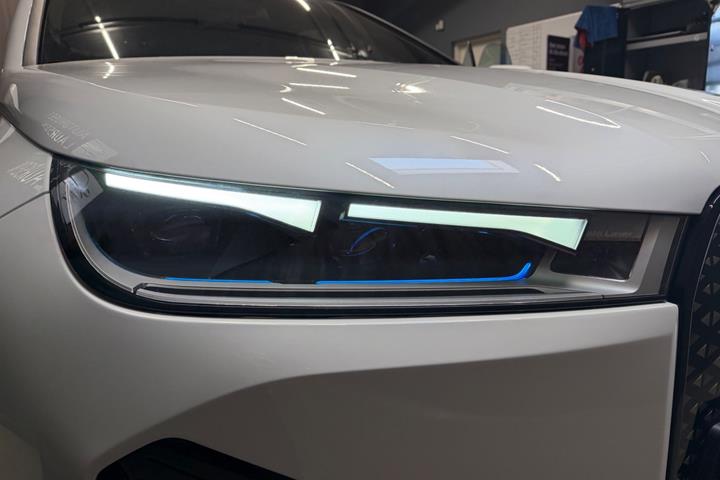 Hvid BMW iX fra 2022