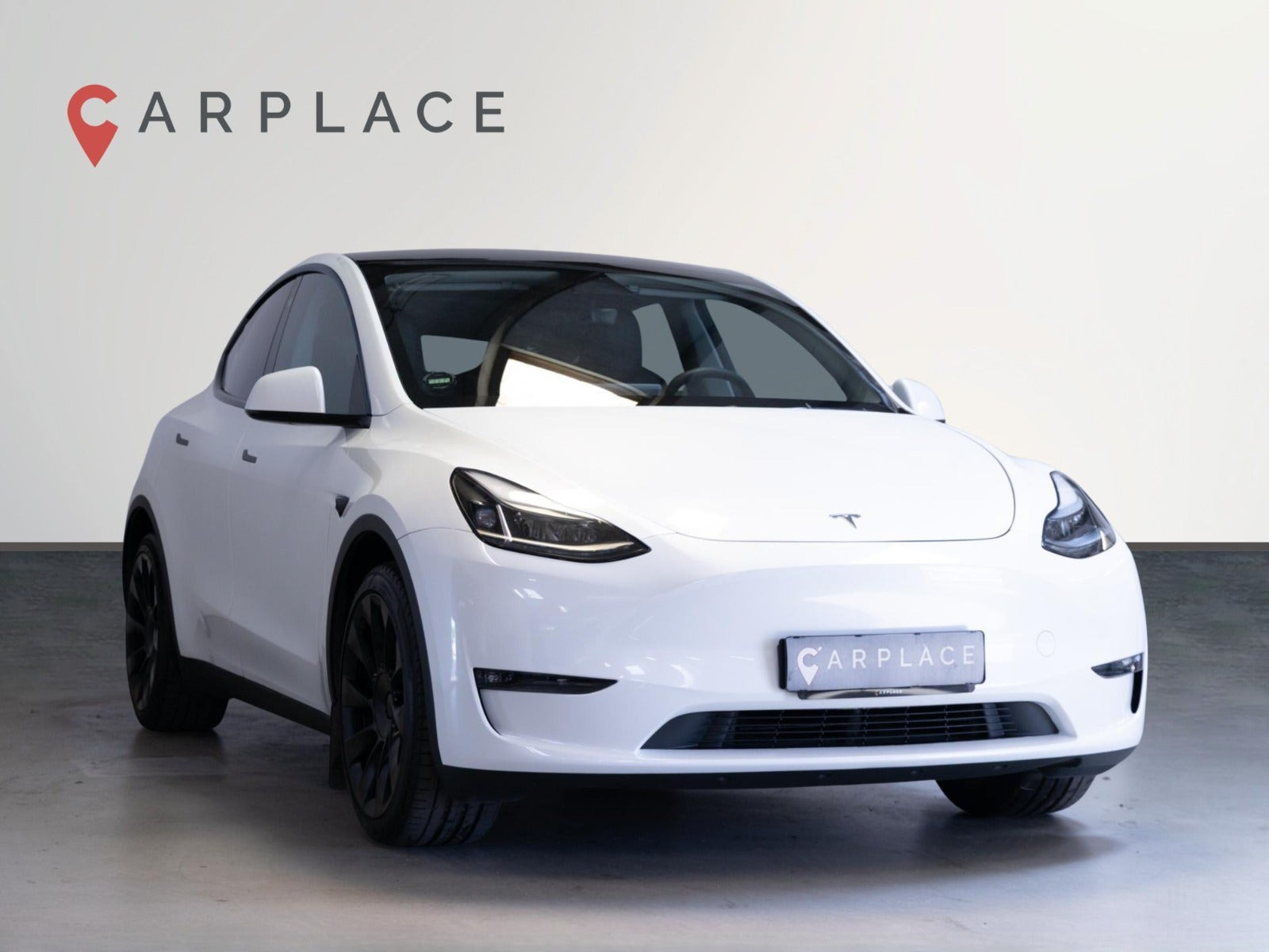 Hvid Tesla Model Y fra 2023