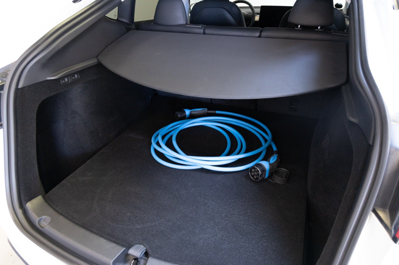 Hvid Tesla Model Y fra 2023