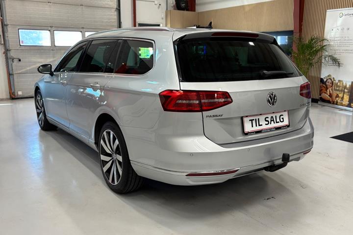 Sølv VW Passat fra 2016