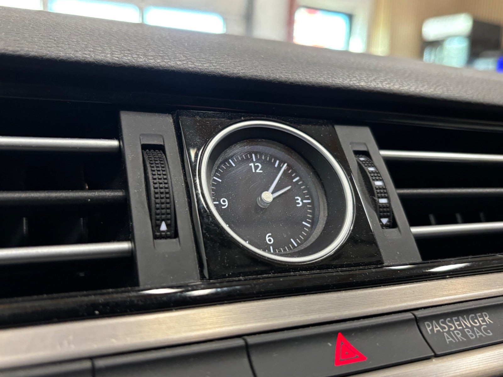 Sølv VW Passat fra 2016