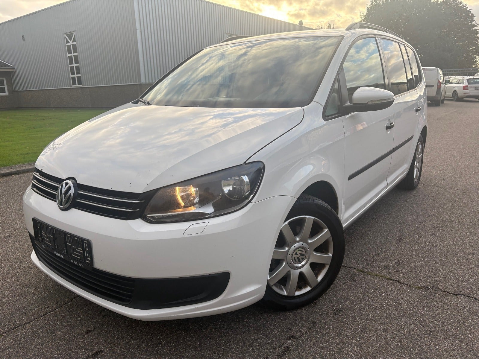 Hvid VW Touran fra 2013