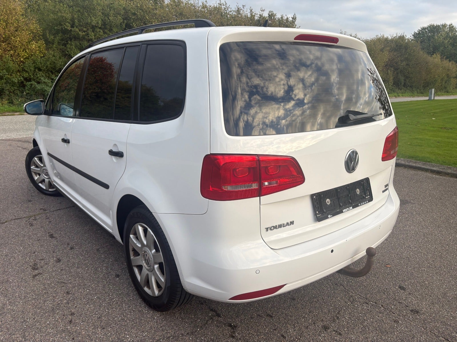 Hvid VW Touran fra 2013