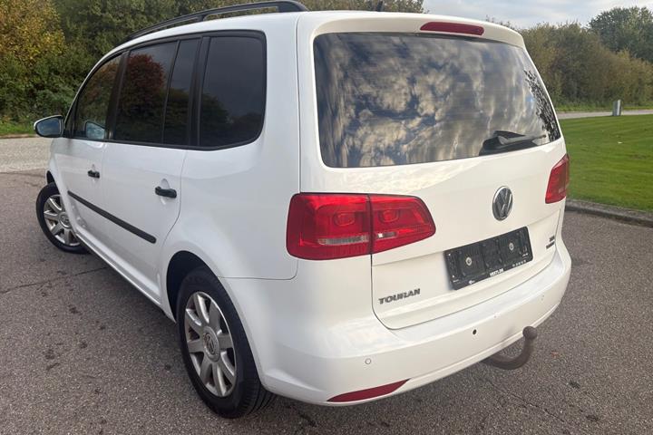 Hvid VW Touran fra 2013