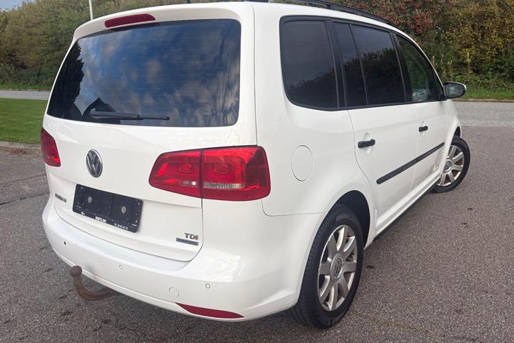 Hvid VW Touran fra 2013