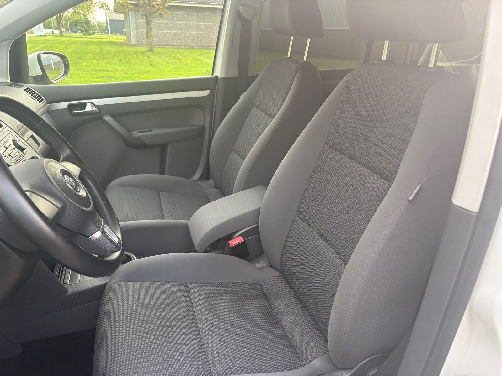 Hvid VW Touran fra 2013