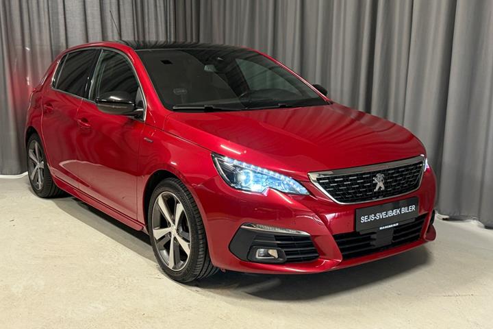 Rød Peugeot 308 fra 2019 set udefra