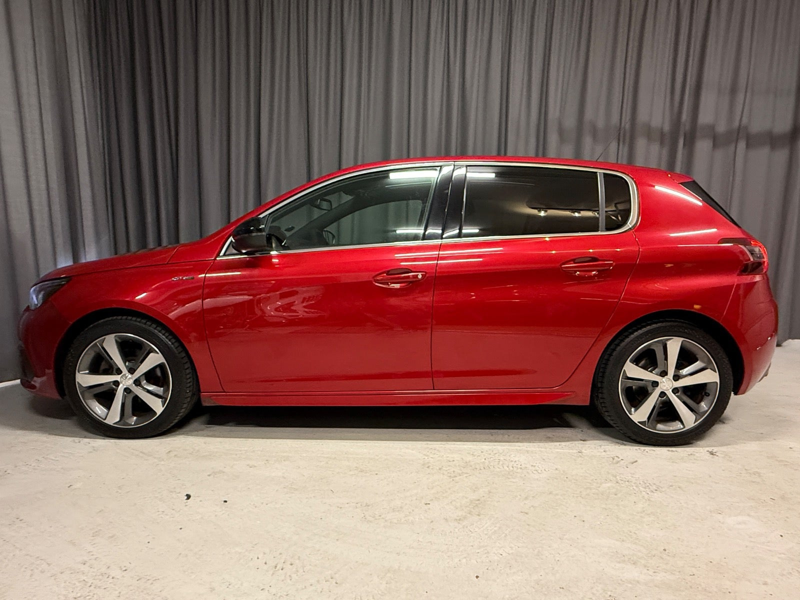 Rød Peugeot 308 fra 2019