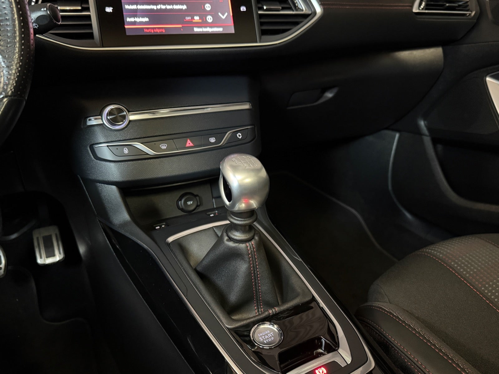 Rød Peugeot 308 fra 2019