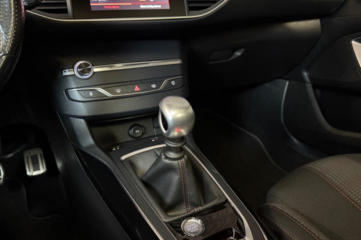 Rød Peugeot 308 fra 2019