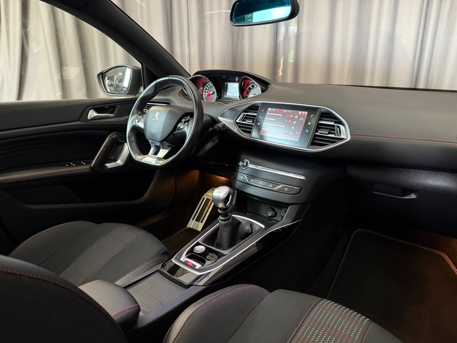 Rød Peugeot 308 fra 2019