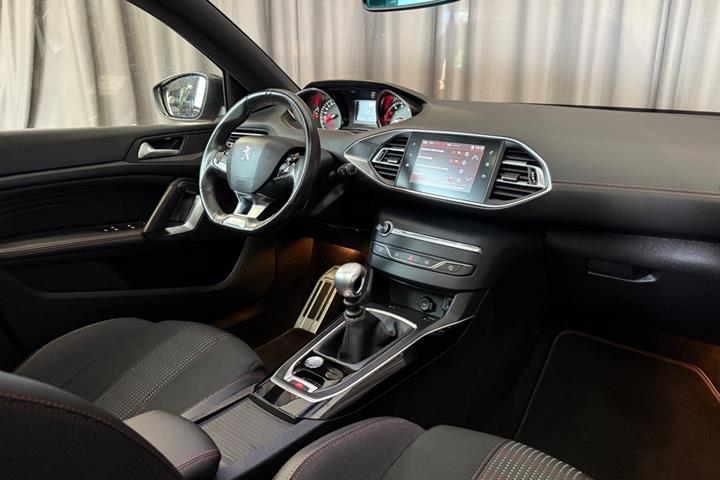 Rød Peugeot 308 fra 2019