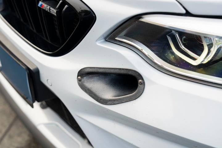 Sølv BMW M2 fra 2020