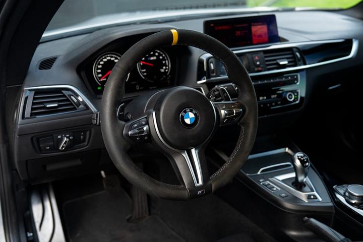 Sølv BMW M2 fra 2020