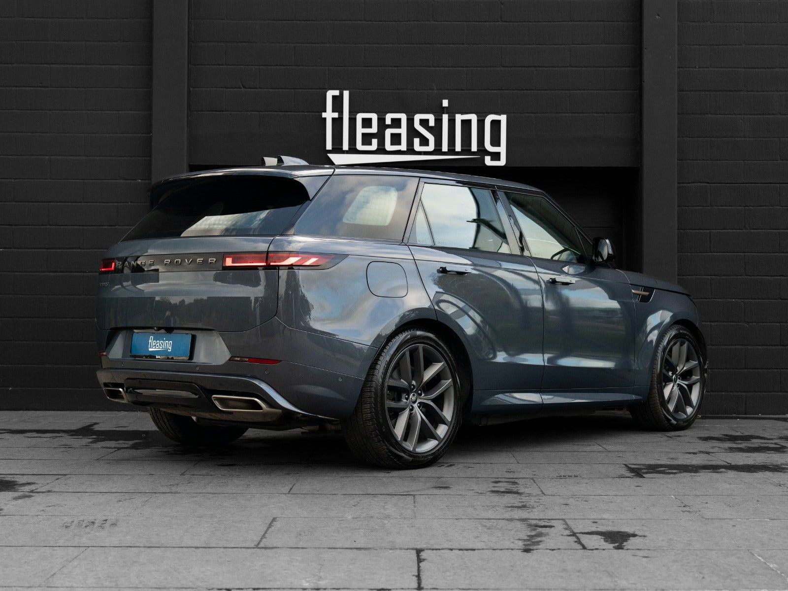 Blå Land Rover Range Rover sport fra 2024
