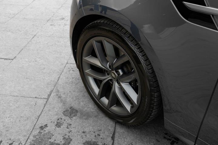 Blå Land Rover Range Rover sport fra 2024