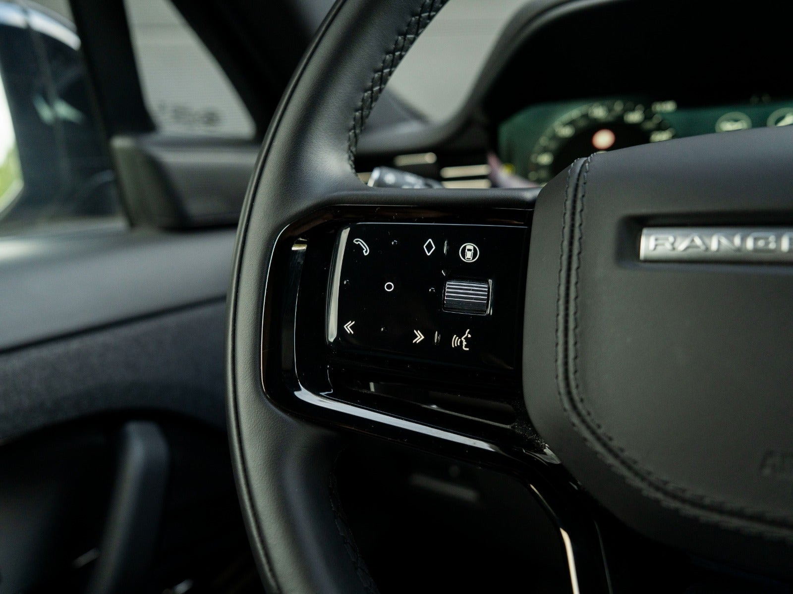 Blå Land Rover Range Rover sport fra 2024
