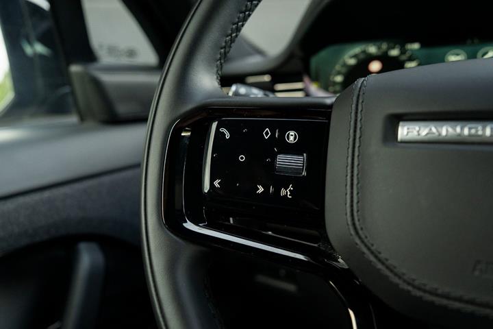 Blå Land Rover Range Rover sport fra 2024