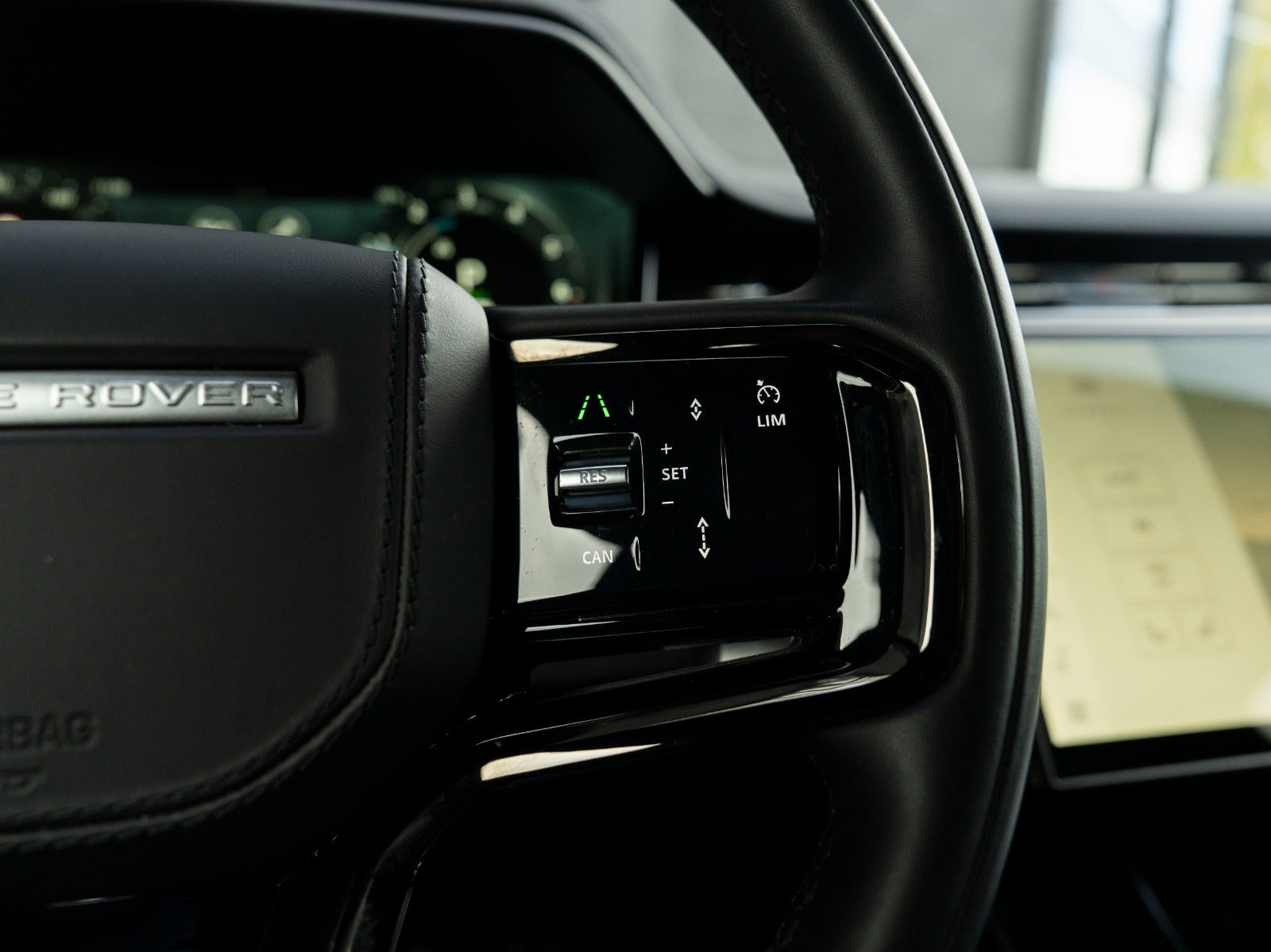 Blå Land Rover Range Rover sport fra 2024