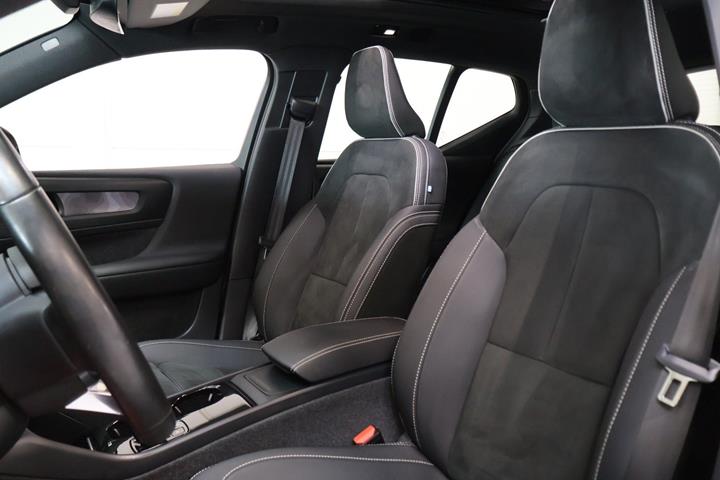 Sølv Volvo XC40 fra 2023