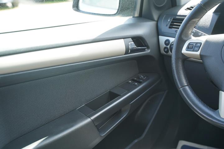 Sølv Opel Astra fra 2007