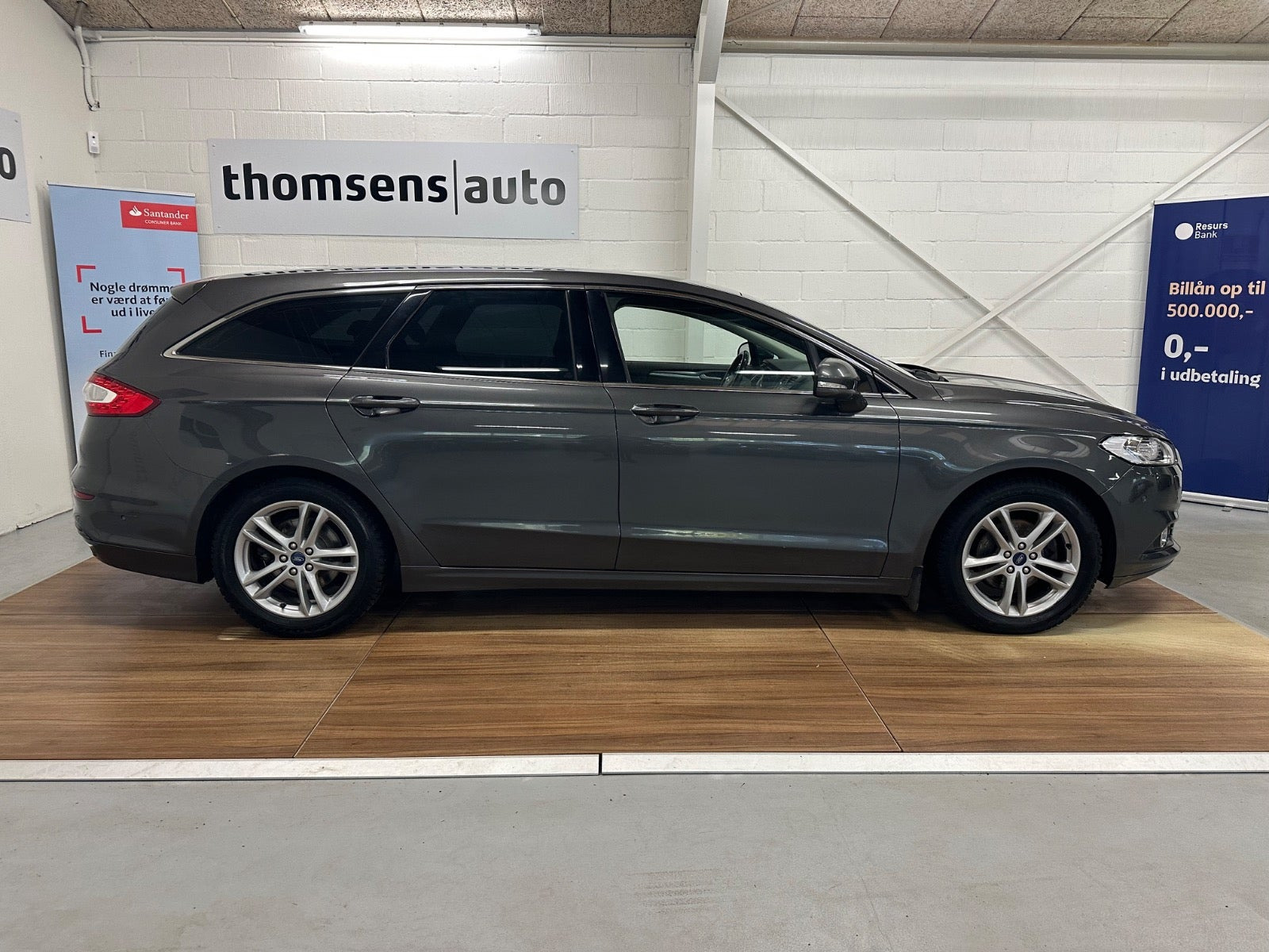 Grå Ford Mondeo fra 2018