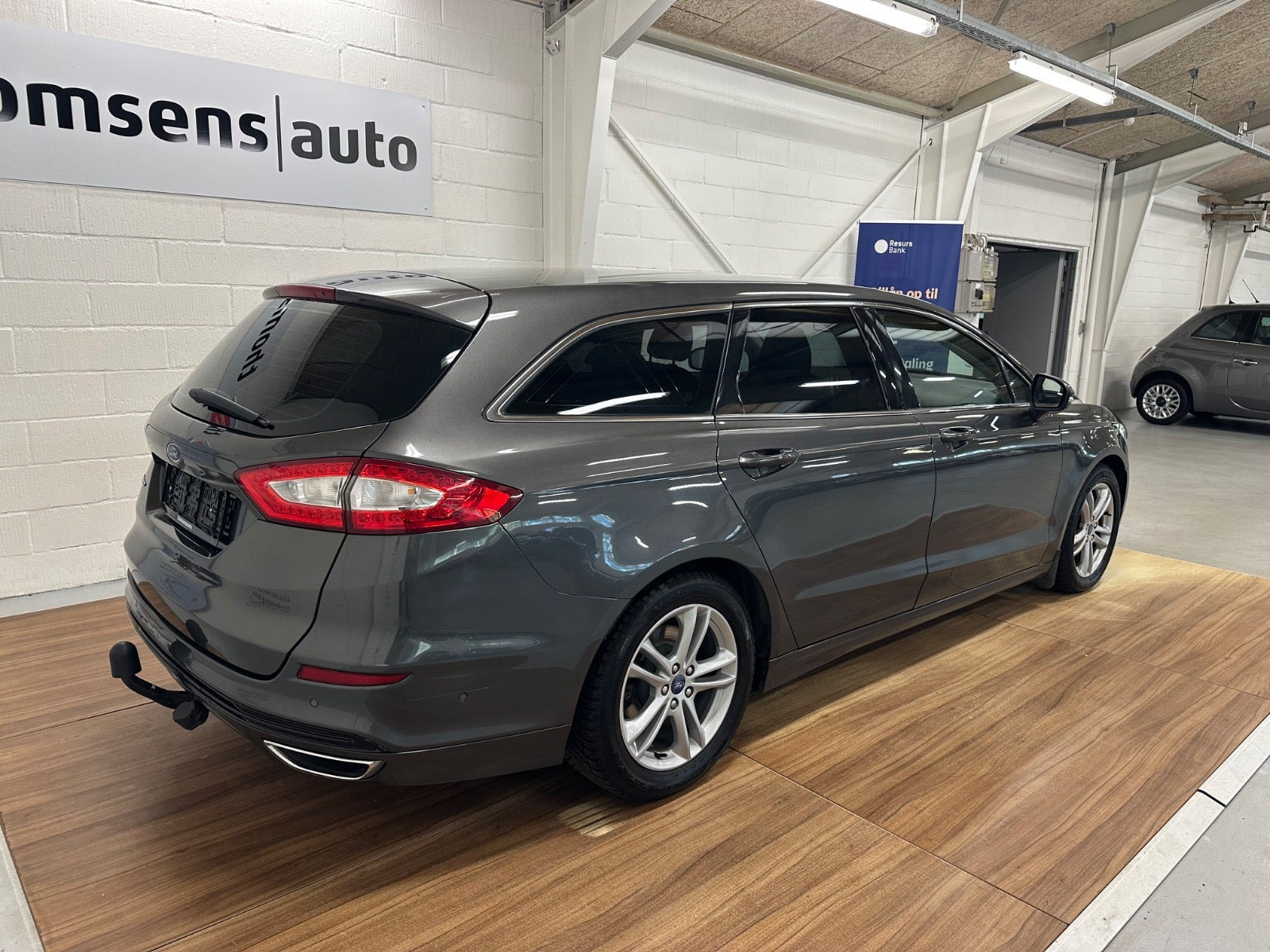 Grå Ford Mondeo fra 2018