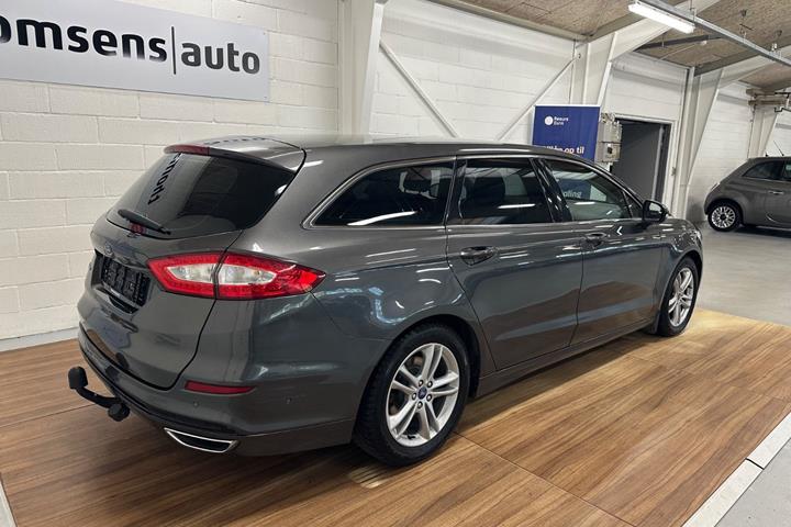 Grå Ford Mondeo fra 2018