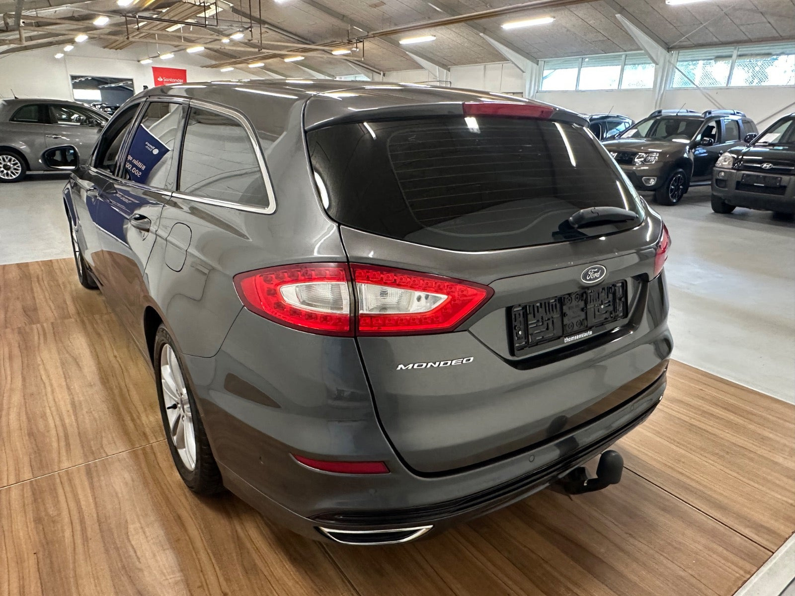 Grå Ford Mondeo fra 2018