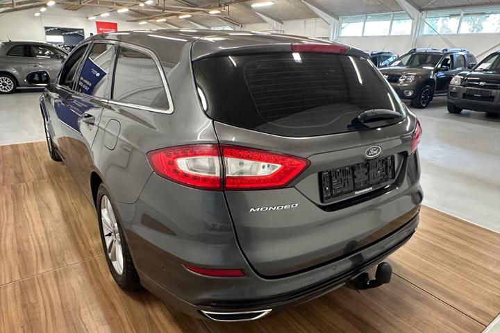 Grå Ford Mondeo fra 2018