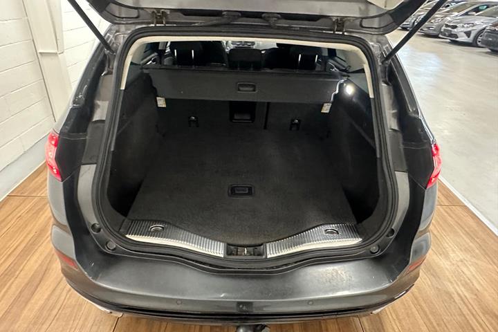 Grå Ford Mondeo fra 2018