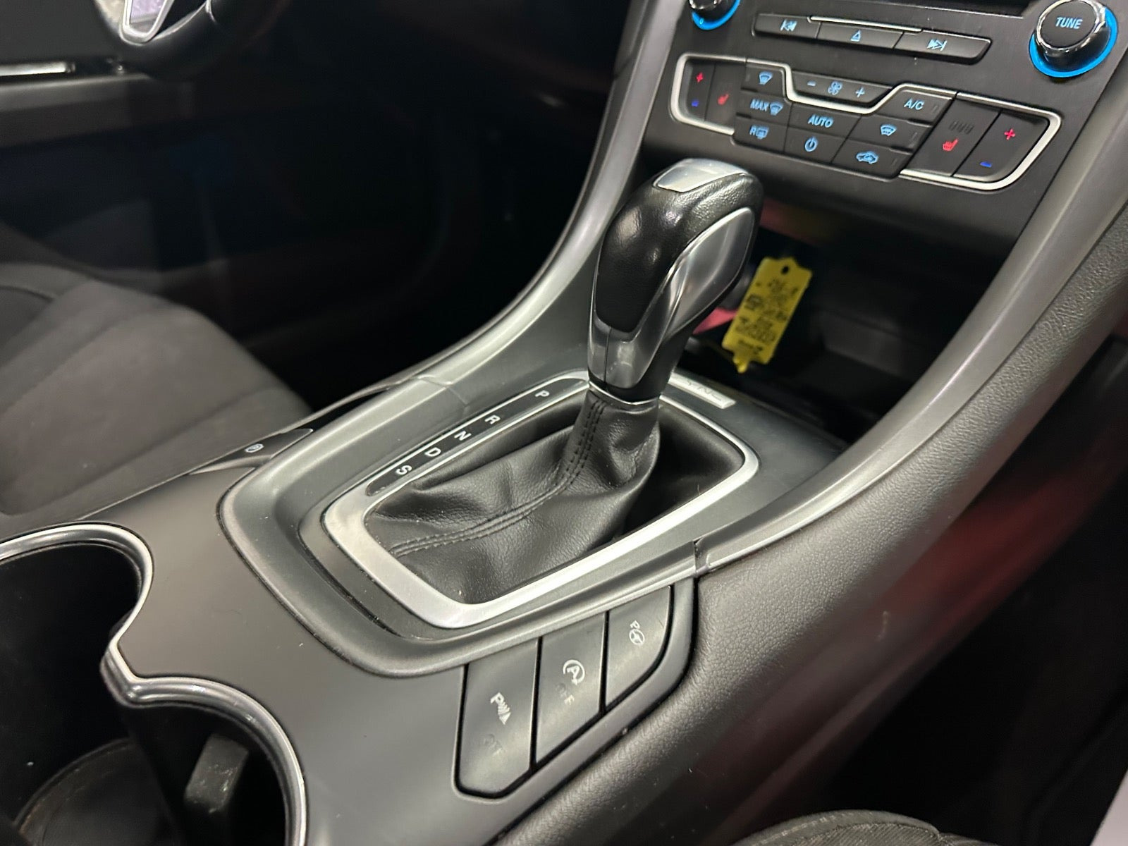 Grå Ford Mondeo fra 2018