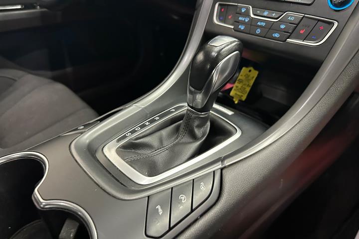 Grå Ford Mondeo fra 2018