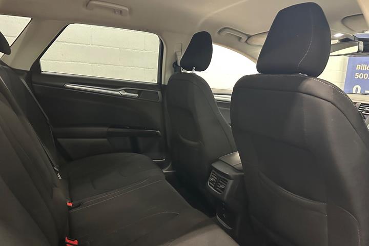 Grå Ford Mondeo fra 2018