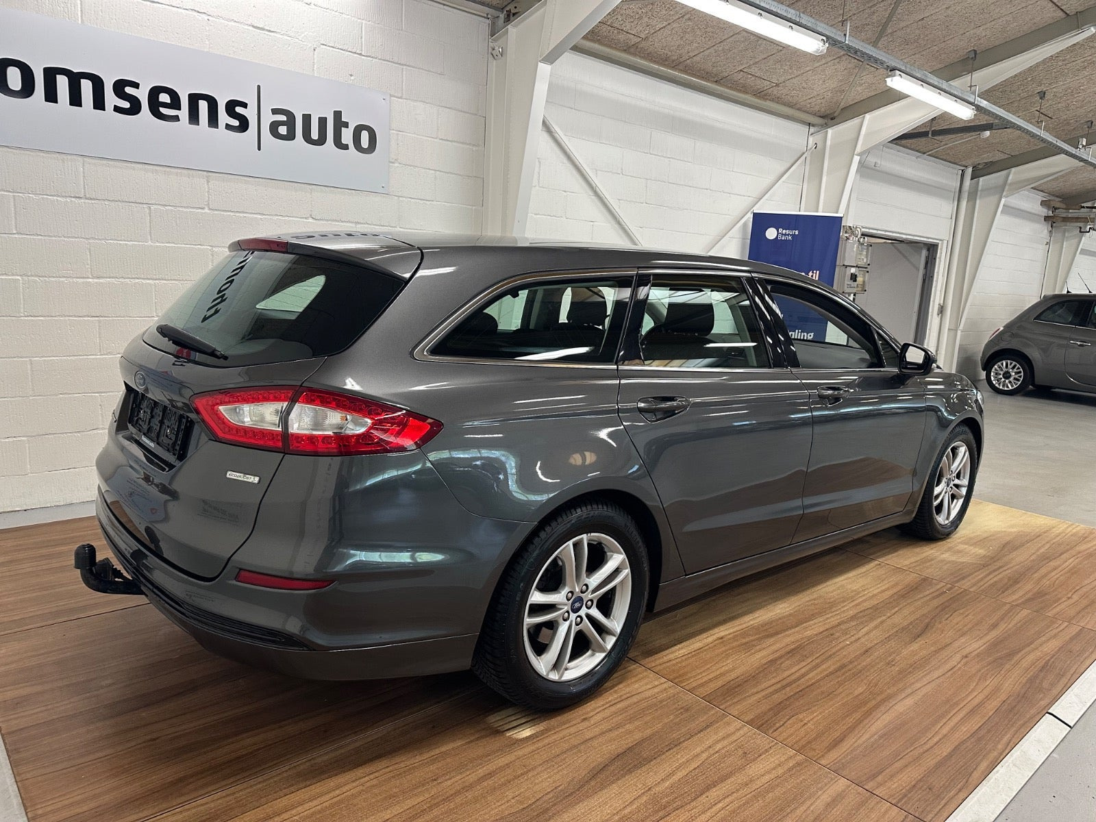 Grå Ford Mondeo fra 2015