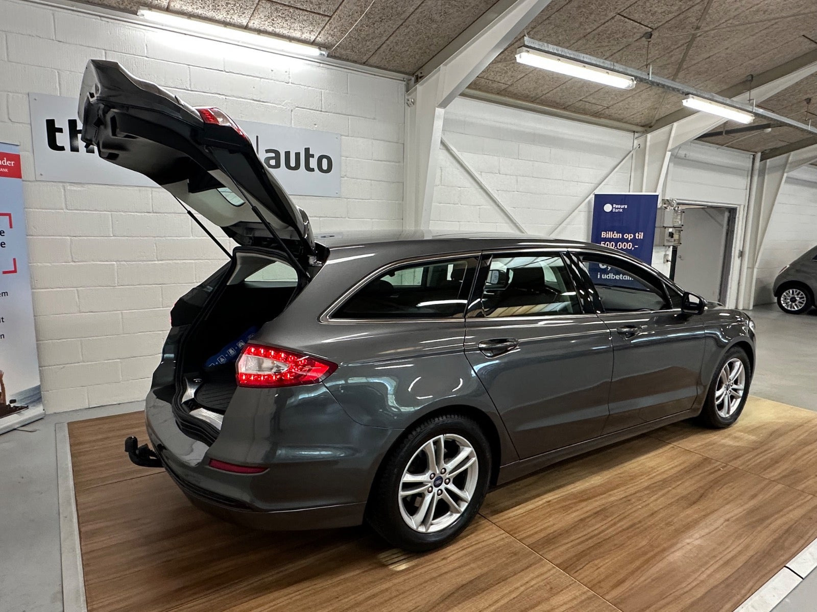 Grå Ford Mondeo fra 2015