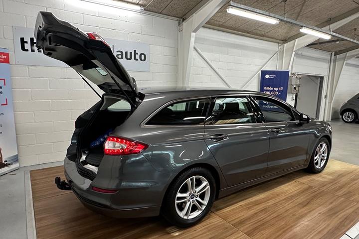 Grå Ford Mondeo fra 2015