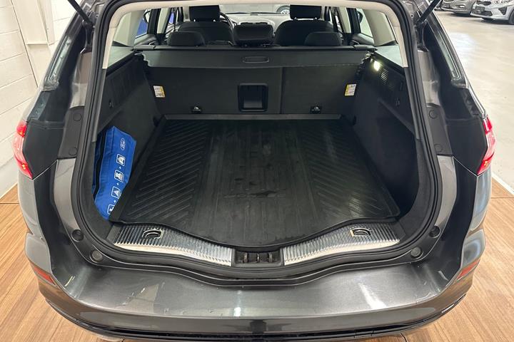 Grå Ford Mondeo fra 2015