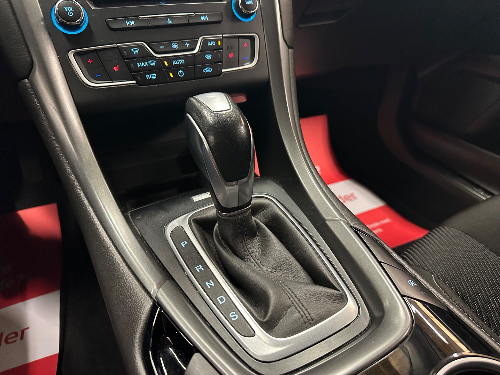 Grå Ford Mondeo fra 2015