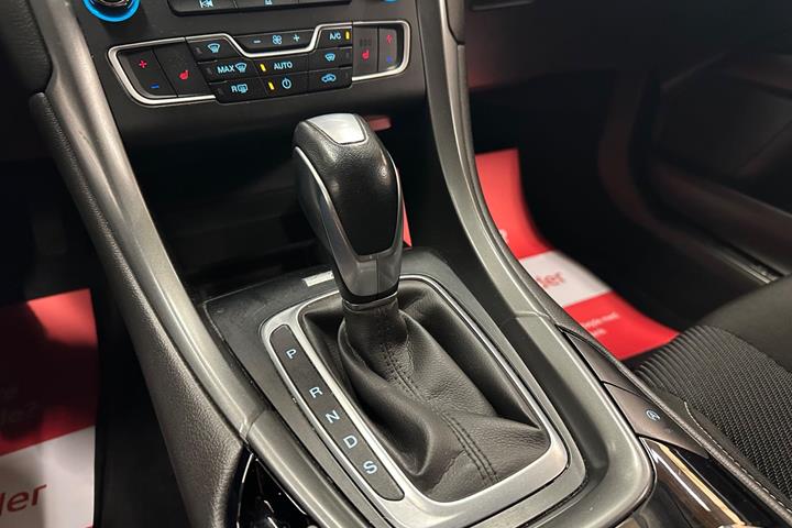 Grå Ford Mondeo fra 2015