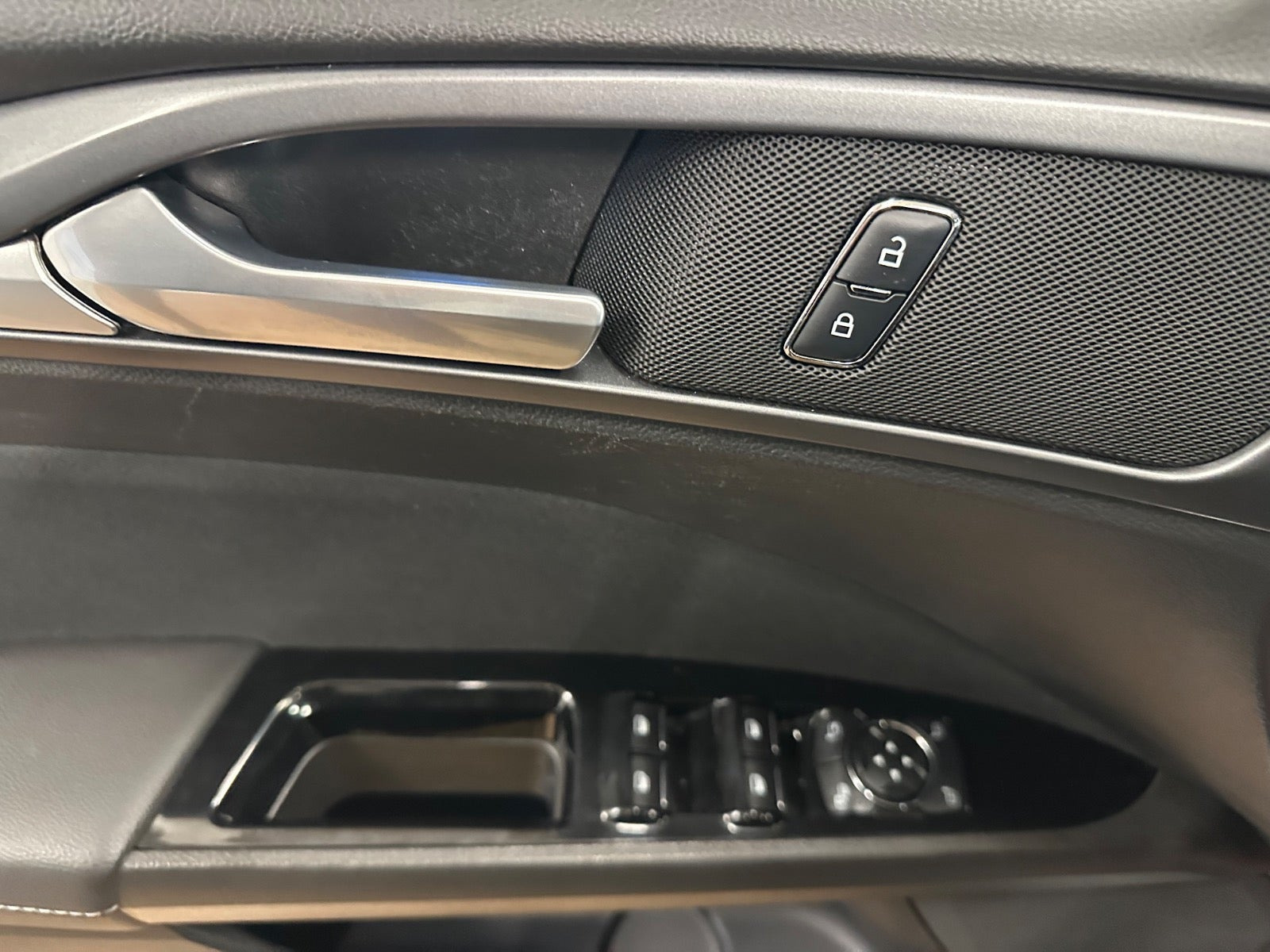 Grå Ford Mondeo fra 2015